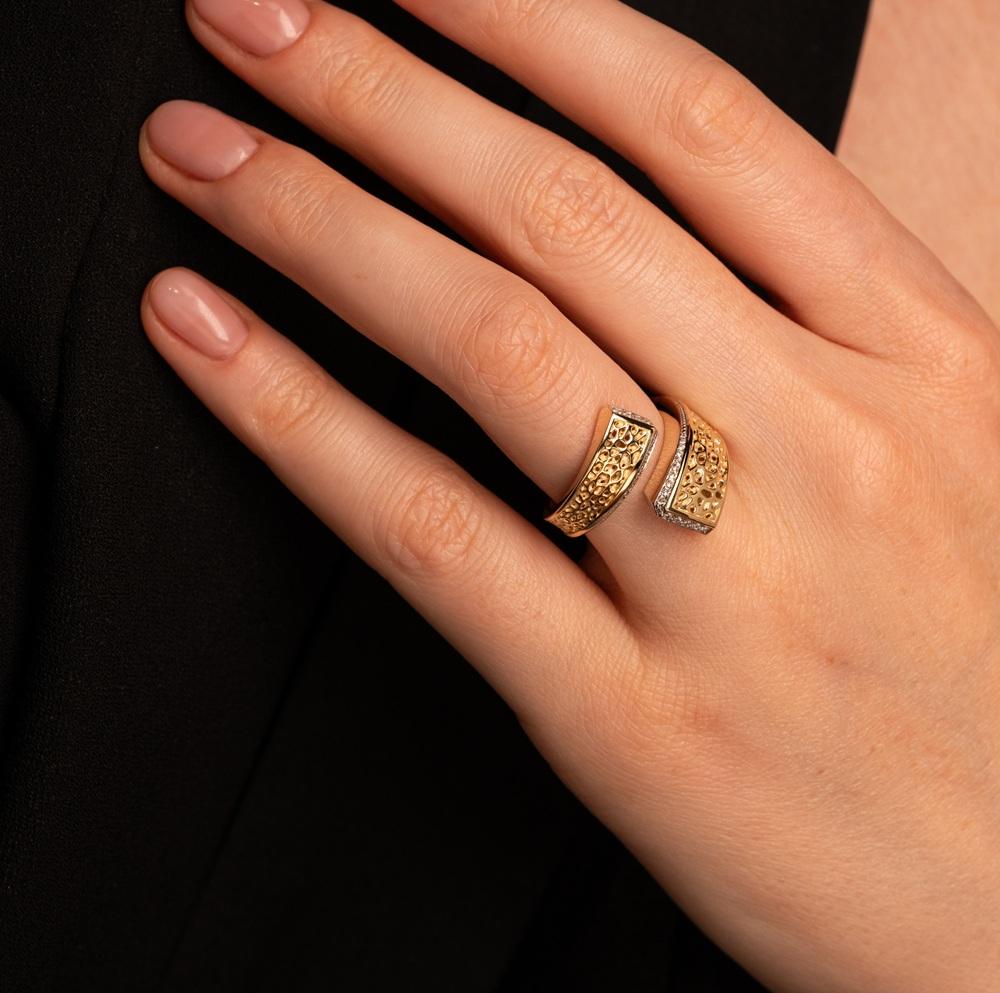 Кольцо из желтого золота с бриллиантами и рубином 9311042Б 