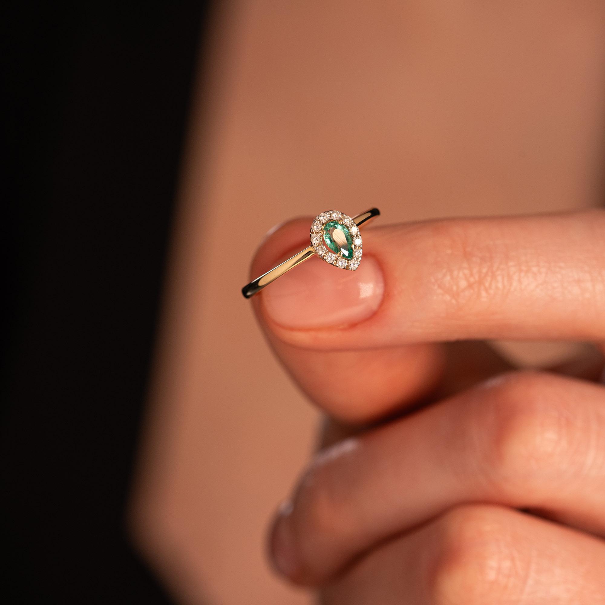 Кольцо с изумрудом и бриллиантами 9311016И