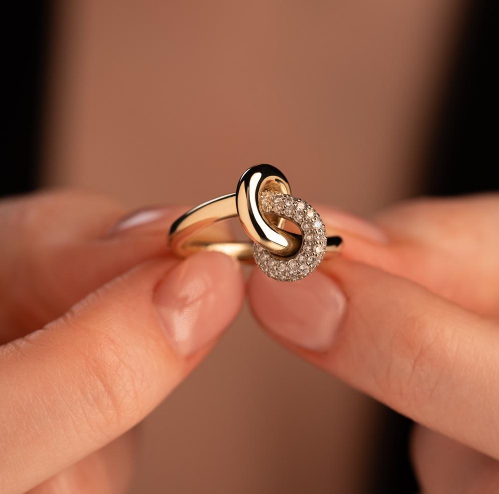 Витое кольцо из желтого золота с бриллиантами 931972Б