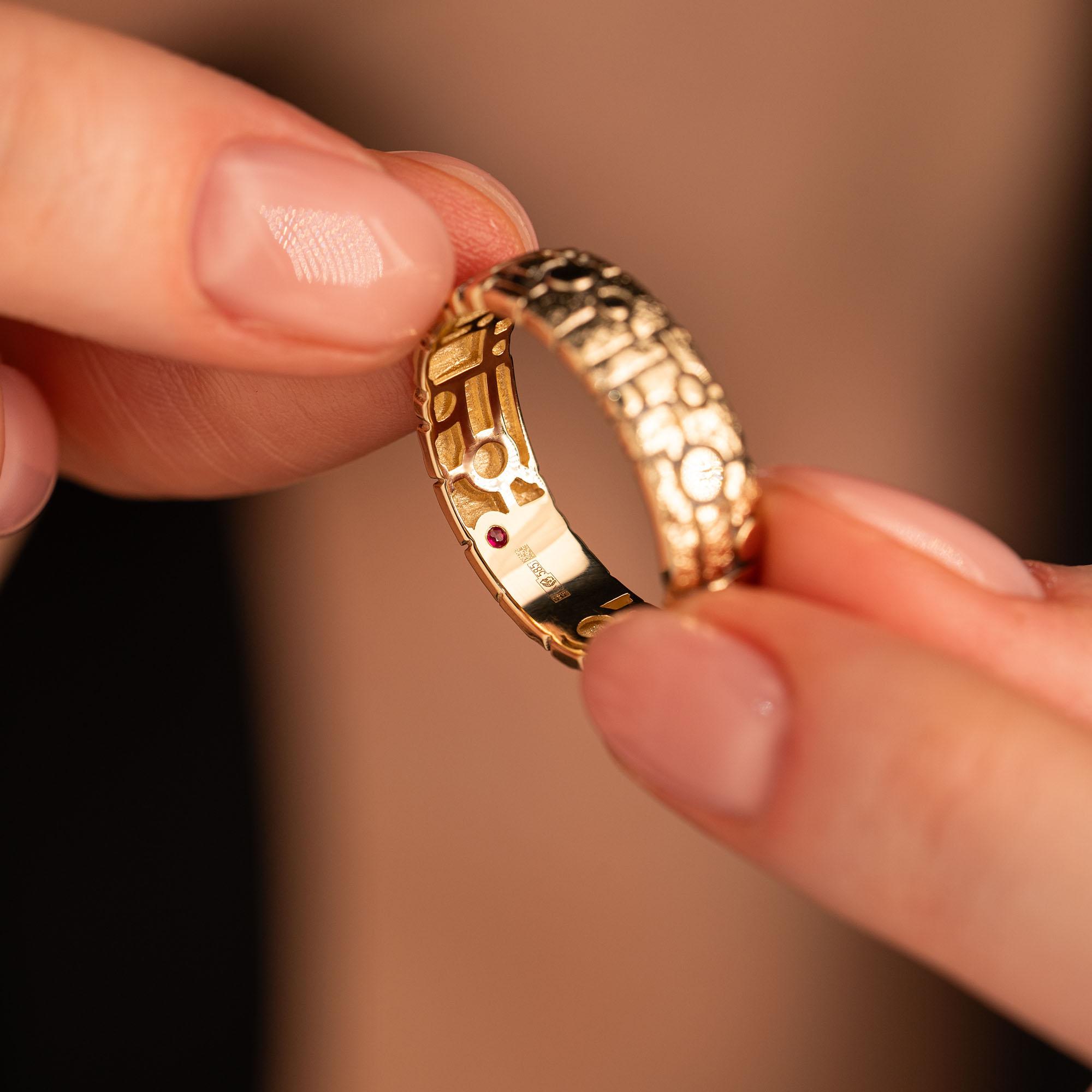 Кольцо из желтого золота с рубином 9311070