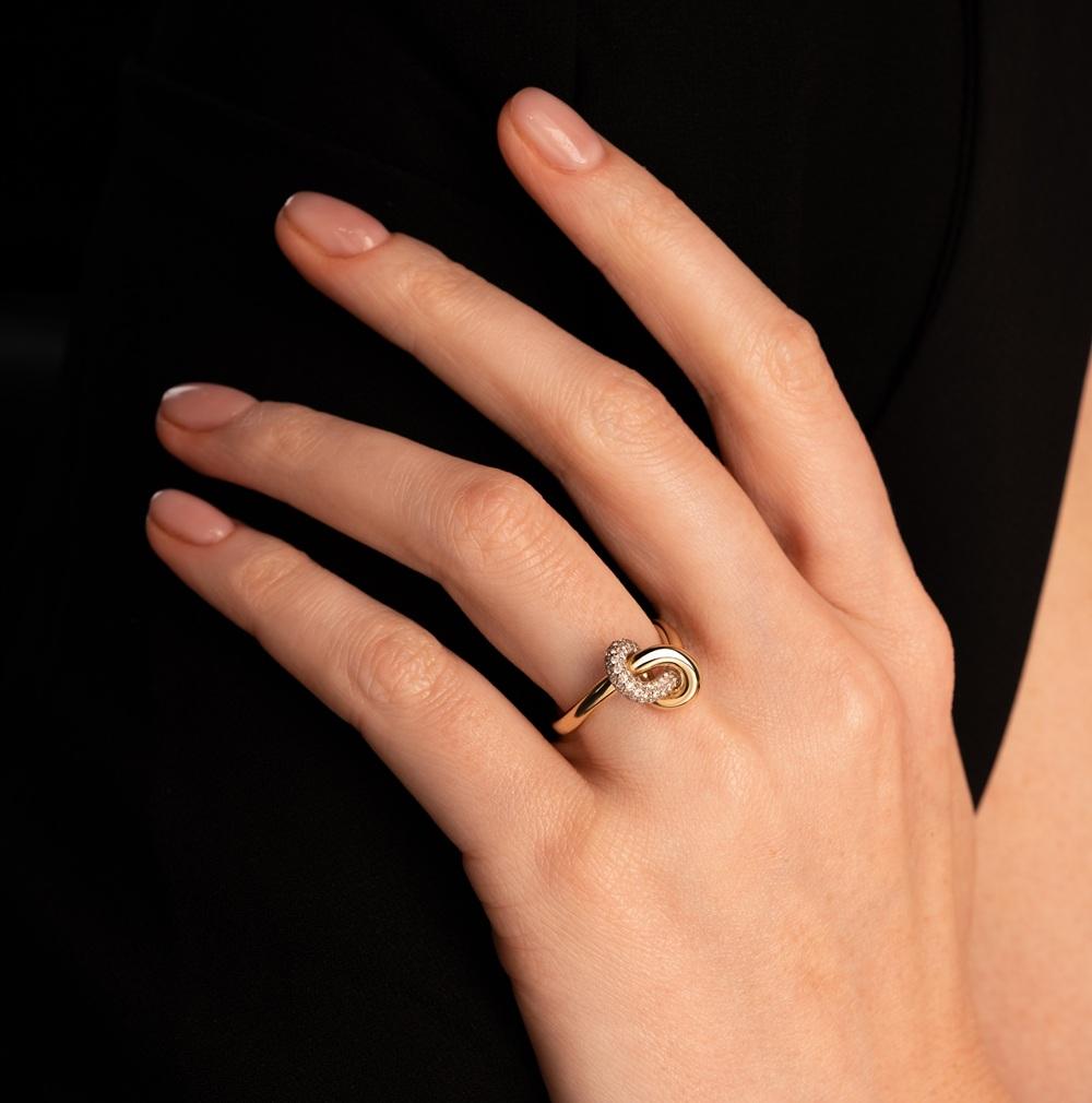 Витое кольцо из желтого золота с бриллиантами 931972Б