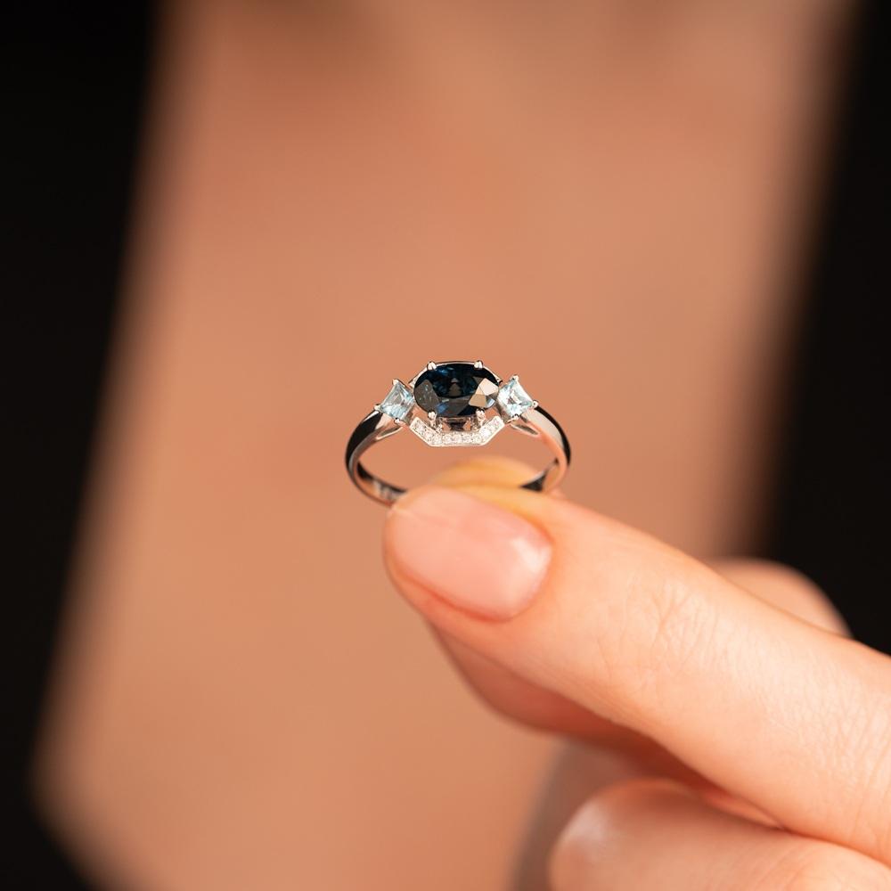 Кольцо из белого золота с топазами и сапфиром 9211039С