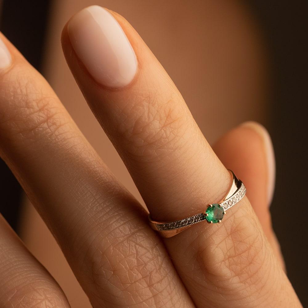 Кольцо из золота с изумрудом 911005И