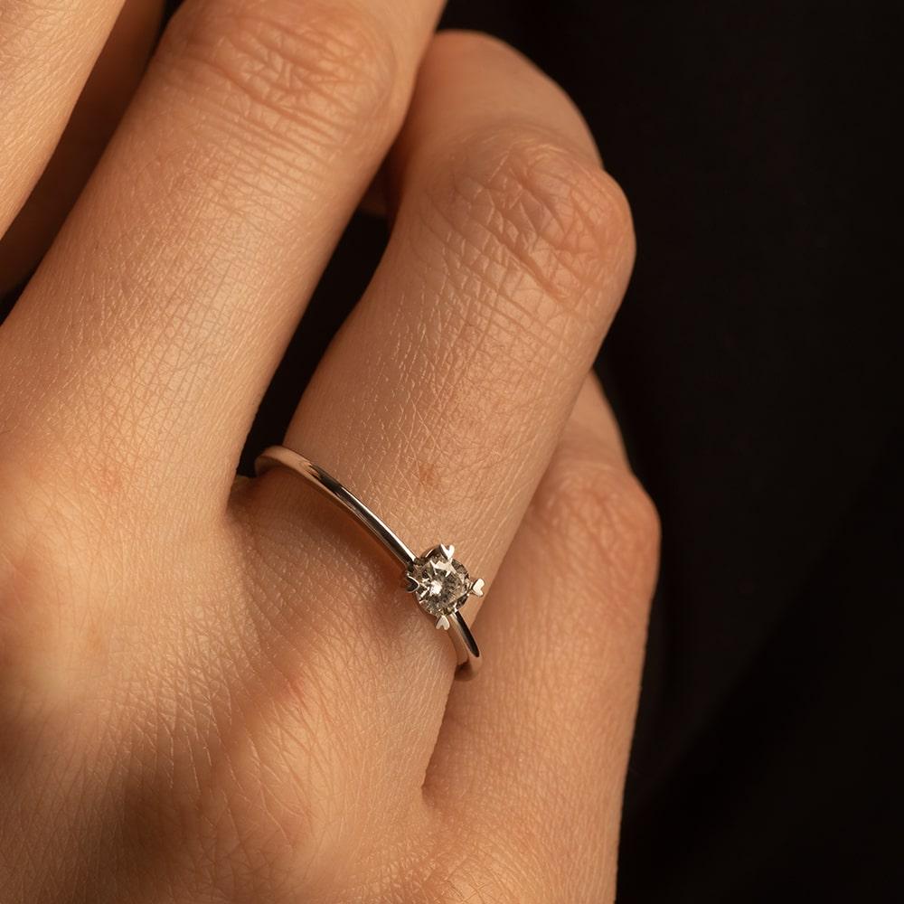 Кольцо из золота с бриллиантом 921122Б