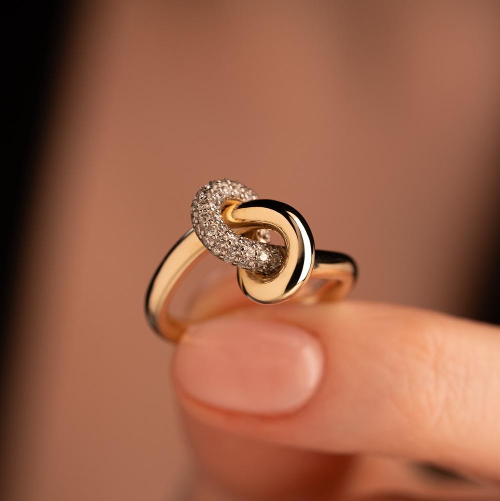 Витое кольцо из желтого золота с бриллиантами 931972Б