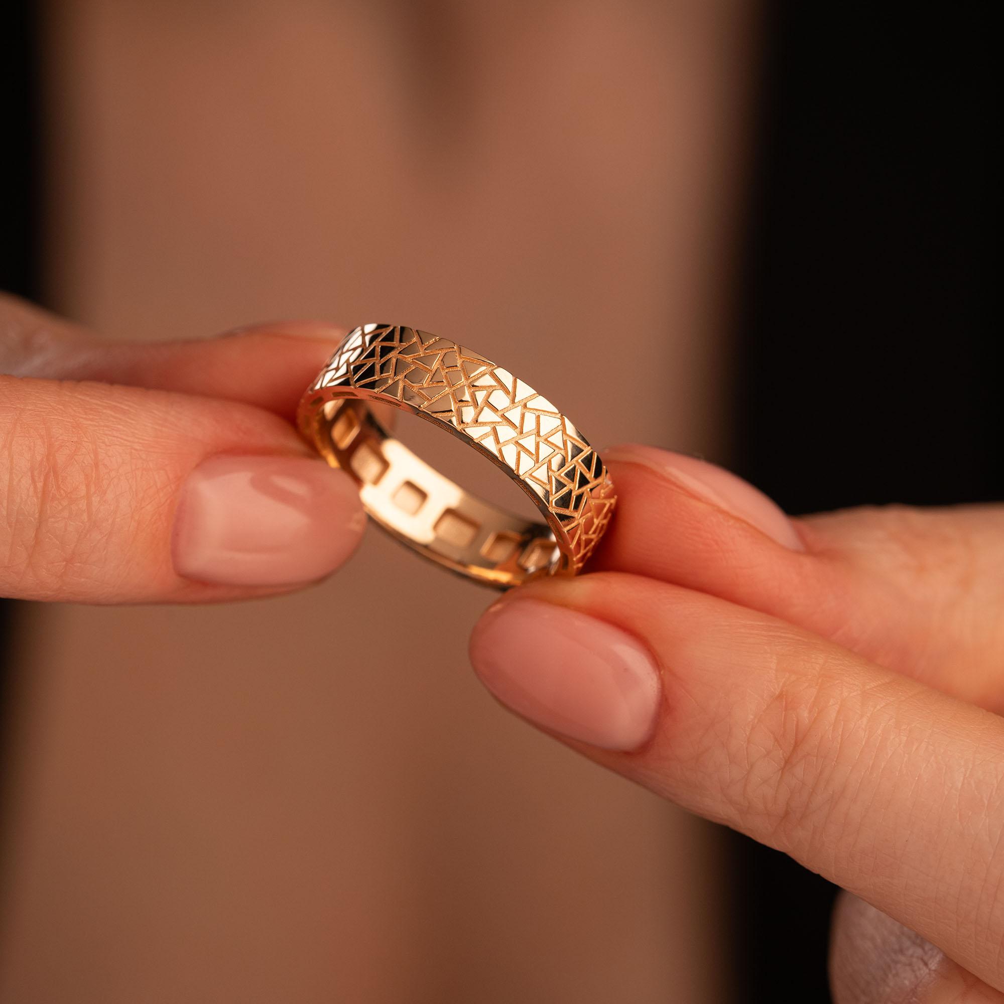 Кольцо из красного золота с рубином 9111069