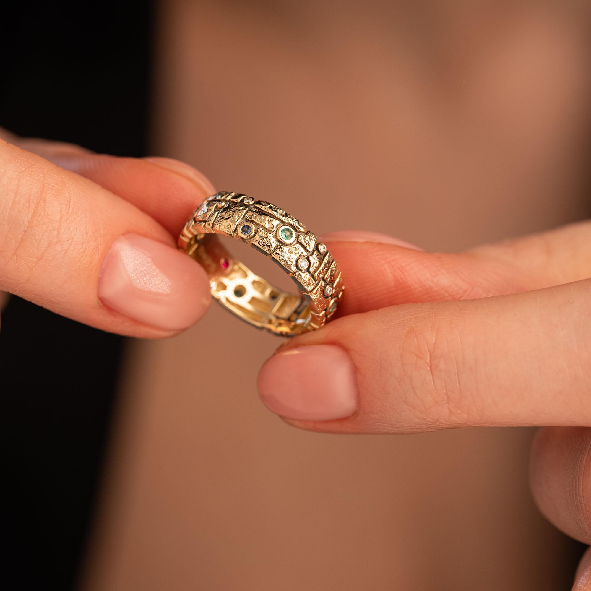 Кольцо из желтого золота с бриллиантами и самоцветами 9311070К