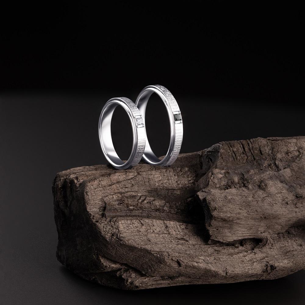 Обручальное кольцо с черным бриллиантом 921993ЧБ