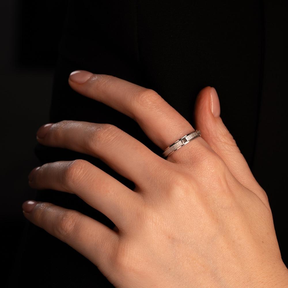 Обручальное кольцо с черным бриллиантом 921993ЧБ