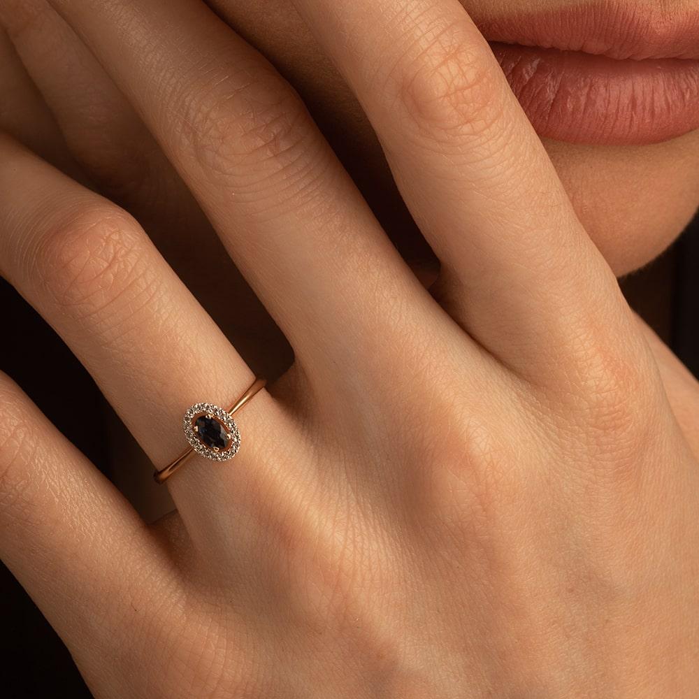 Кольцо золотое с крупным сапфиром и бриллиантами 911003С