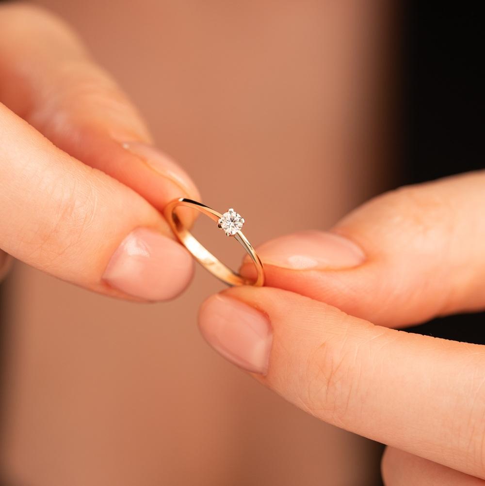 Кольцо из золота с бриллиантом 911049Б