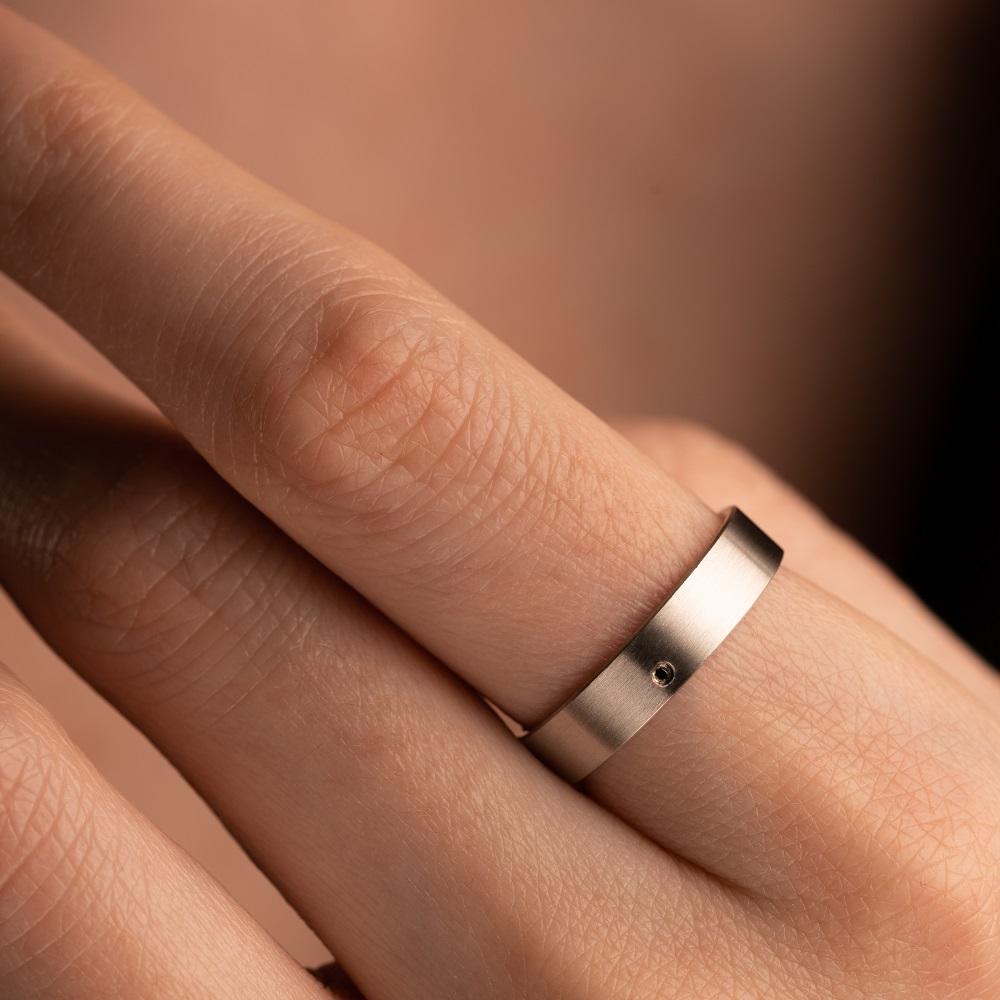 Кольцо из белого золота с черным бриллиантом бриллиантом 212-010-394