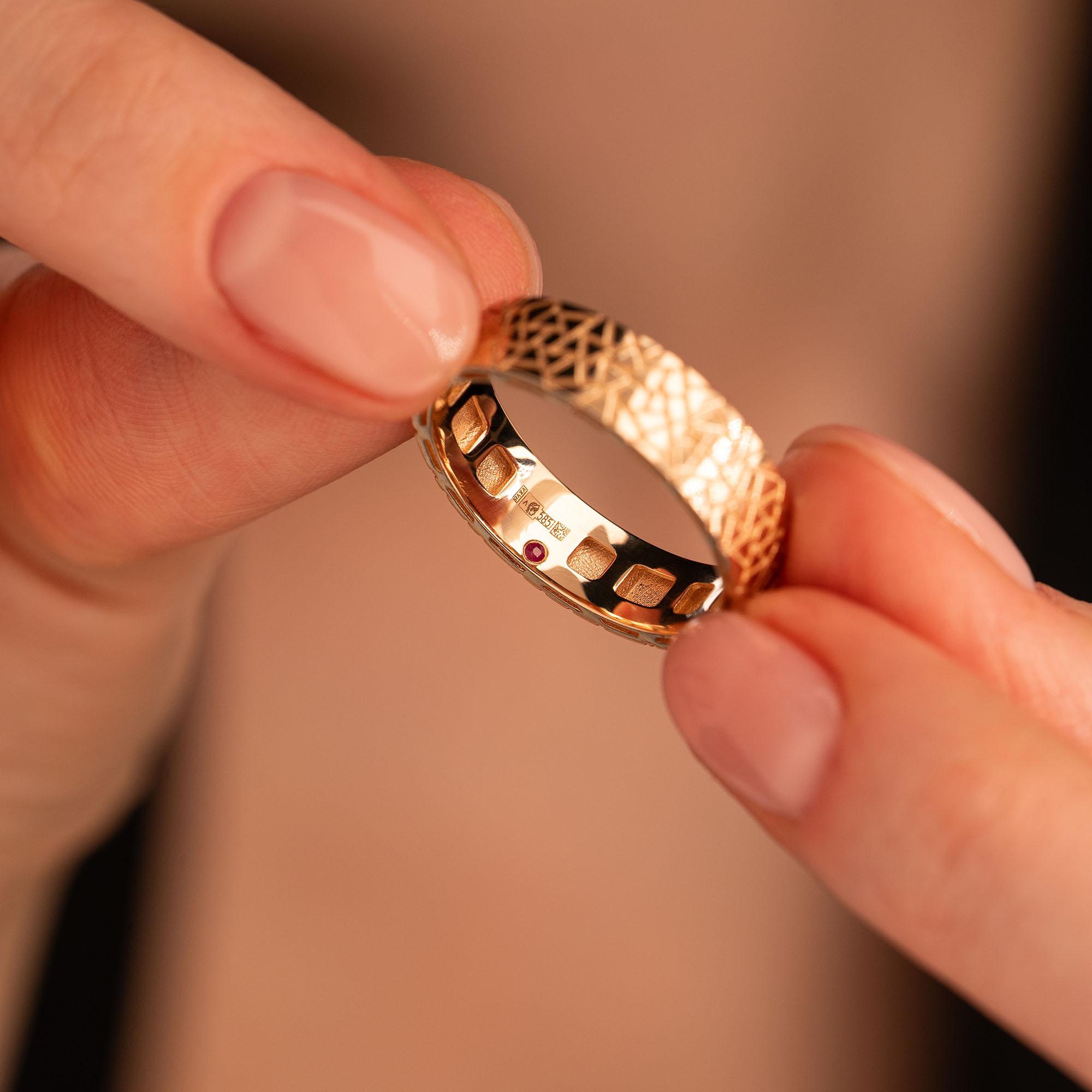 Кольцо из красного золота с рубином 9111069