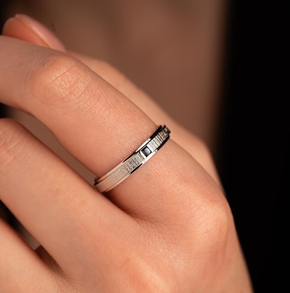 Обручальное кольцо с черным бриллиантом 921993ЧБ