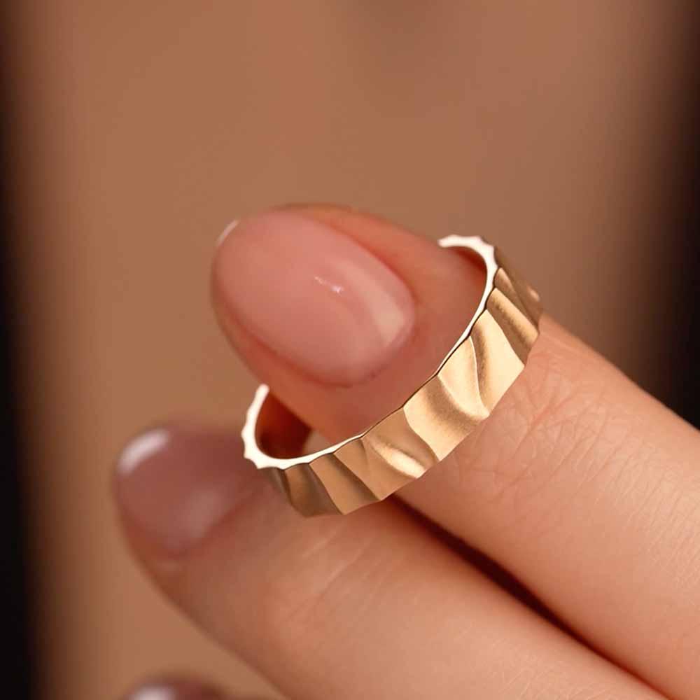 Фактурное обручальное кольцо из красного золота 911855