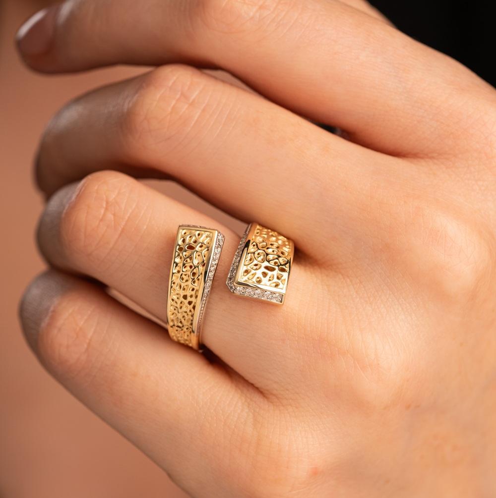 Кольцо из желтого золота с бриллиантами и рубином 9311042Б 