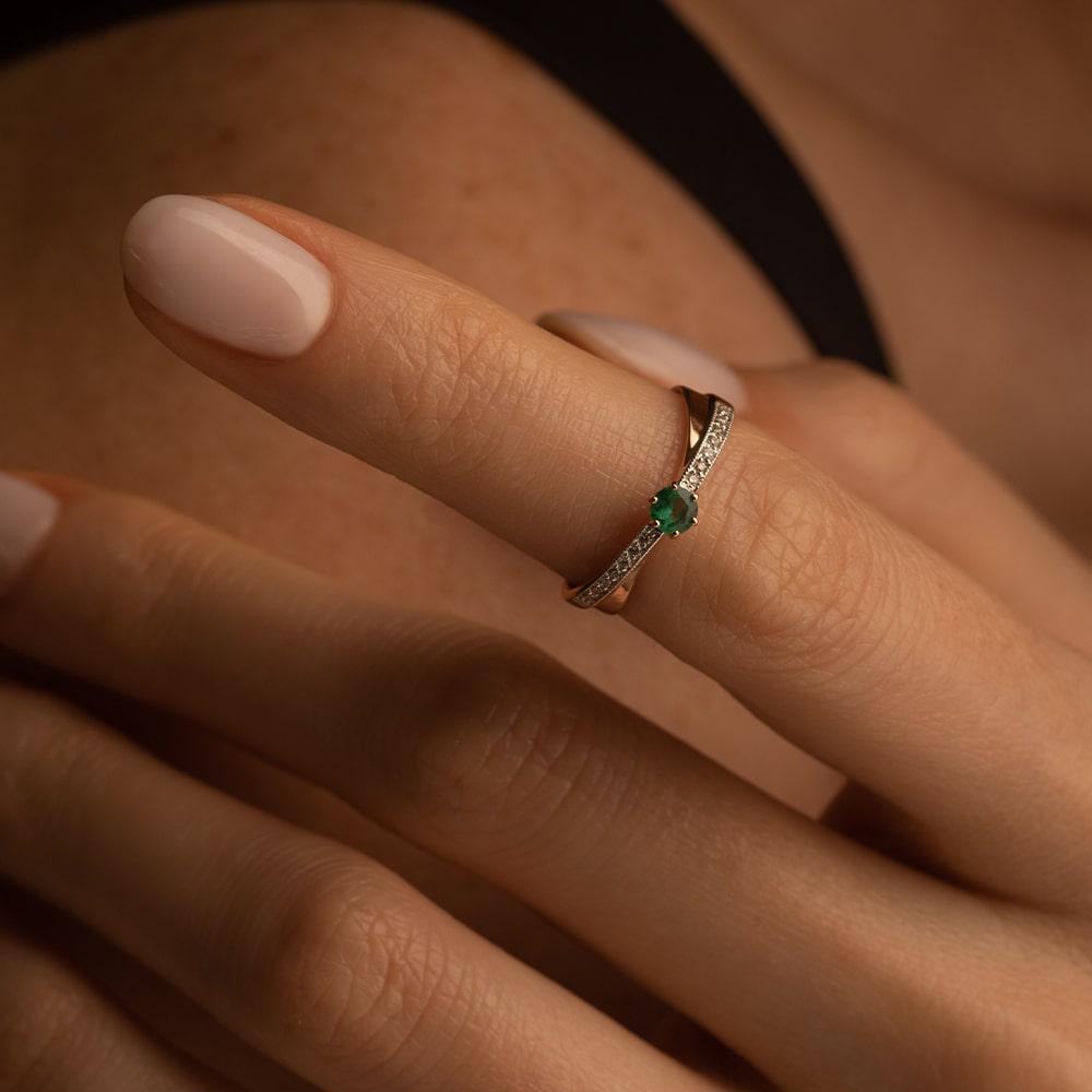 Кольцо из золота с изумрудом 911005И