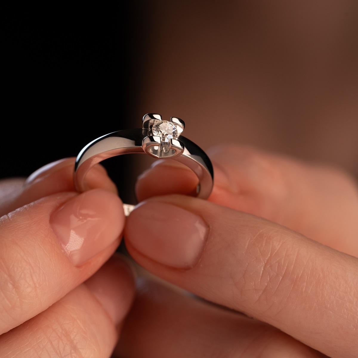 Кольцо из золота с бриллиантом 921385Б