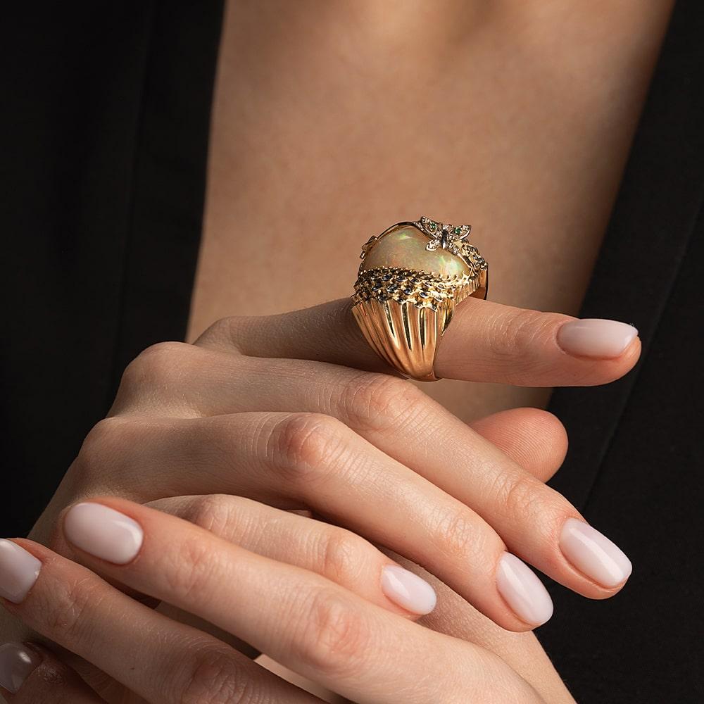 Эксклюзивное кольцо из желтого золота с драгоценными камнями 931705Оп