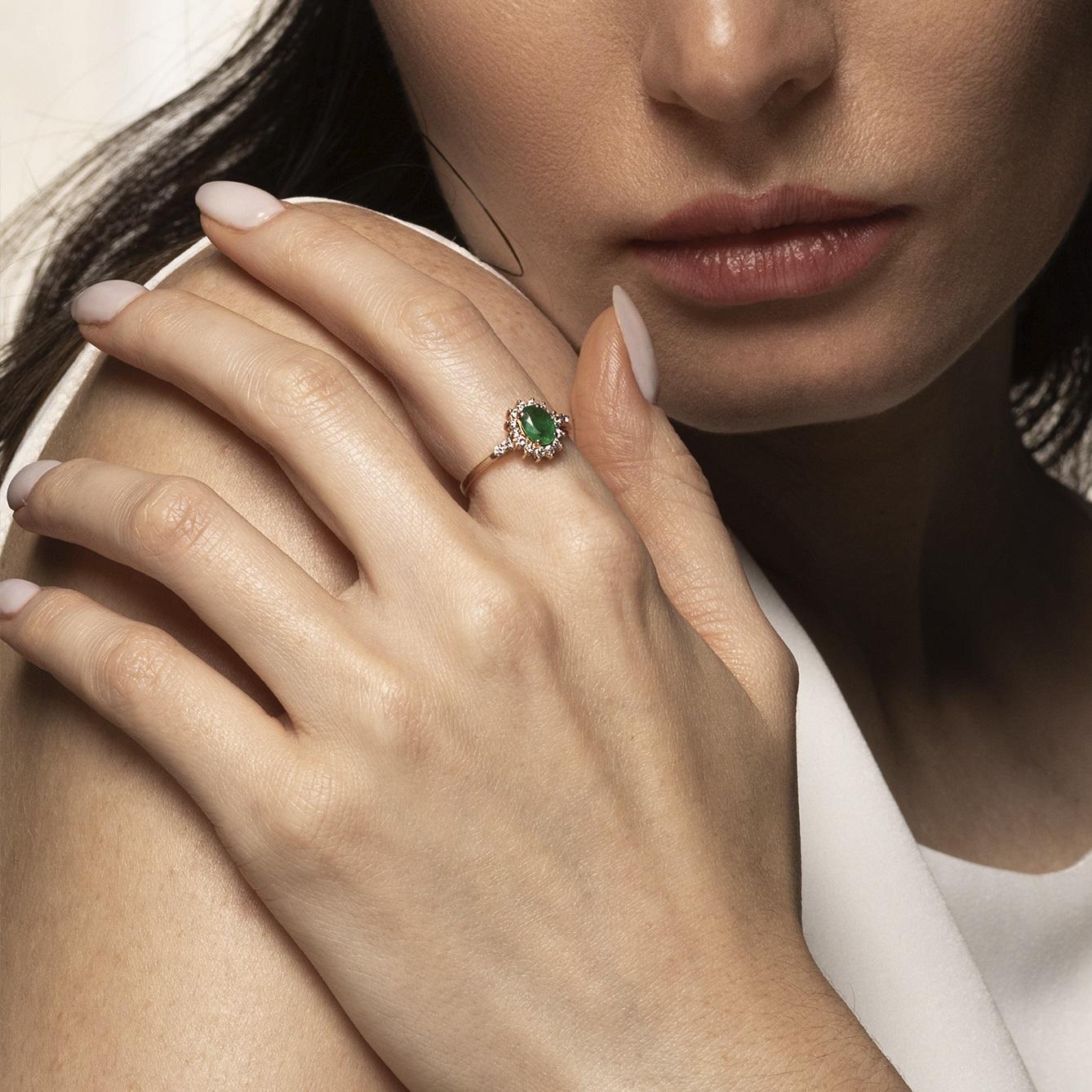 Кольцо из золота с изумрудом 911025И