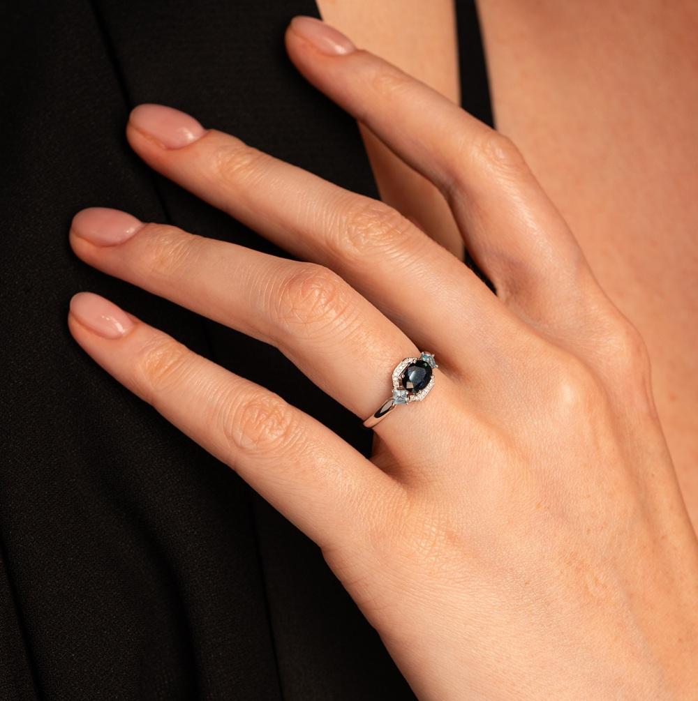 Кольцо из белого золота с топазами и сапфиром 9211039С