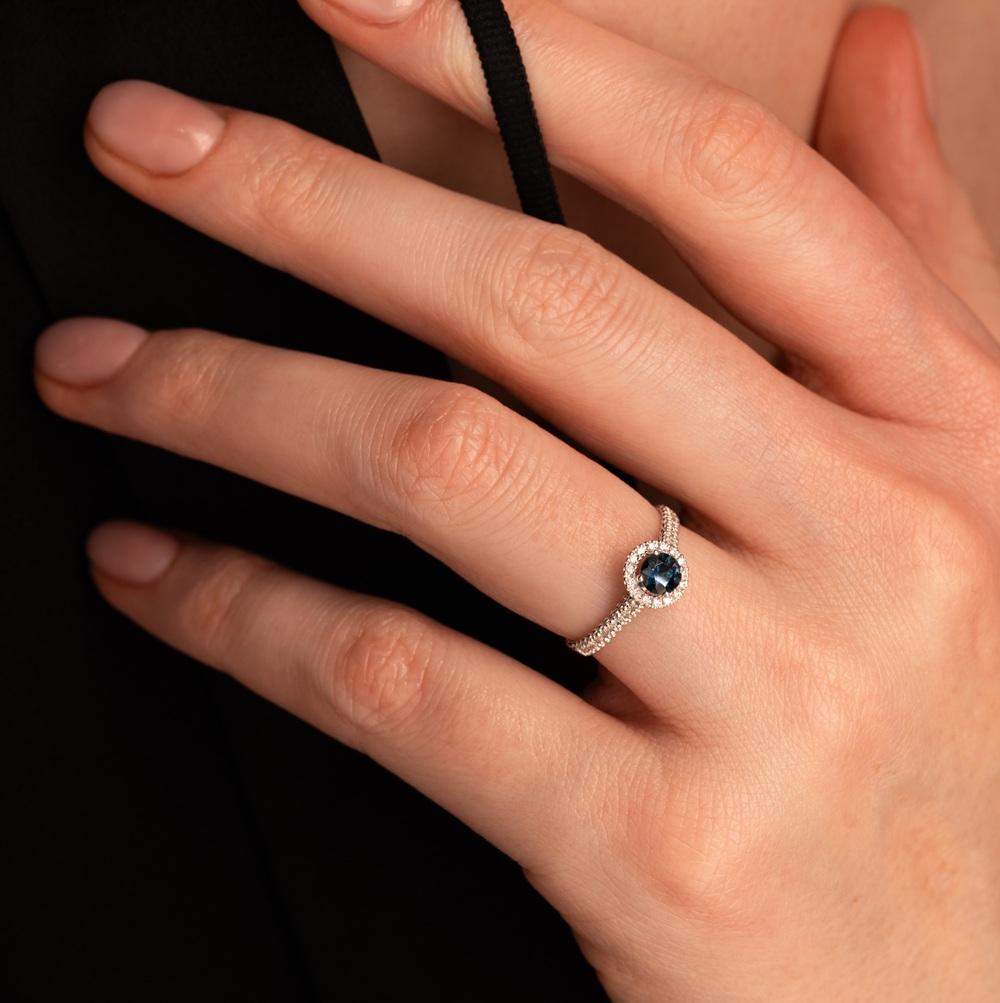 Кольцо из белого золота с сапфиром и бриллиантами 921269-2С