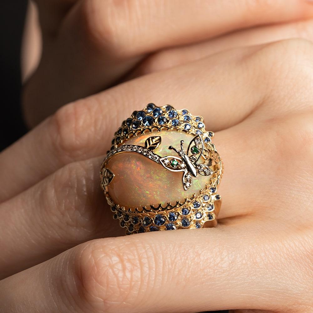 Эксклюзивное кольцо из желтого золота с драгоценными камнями 931705Оп